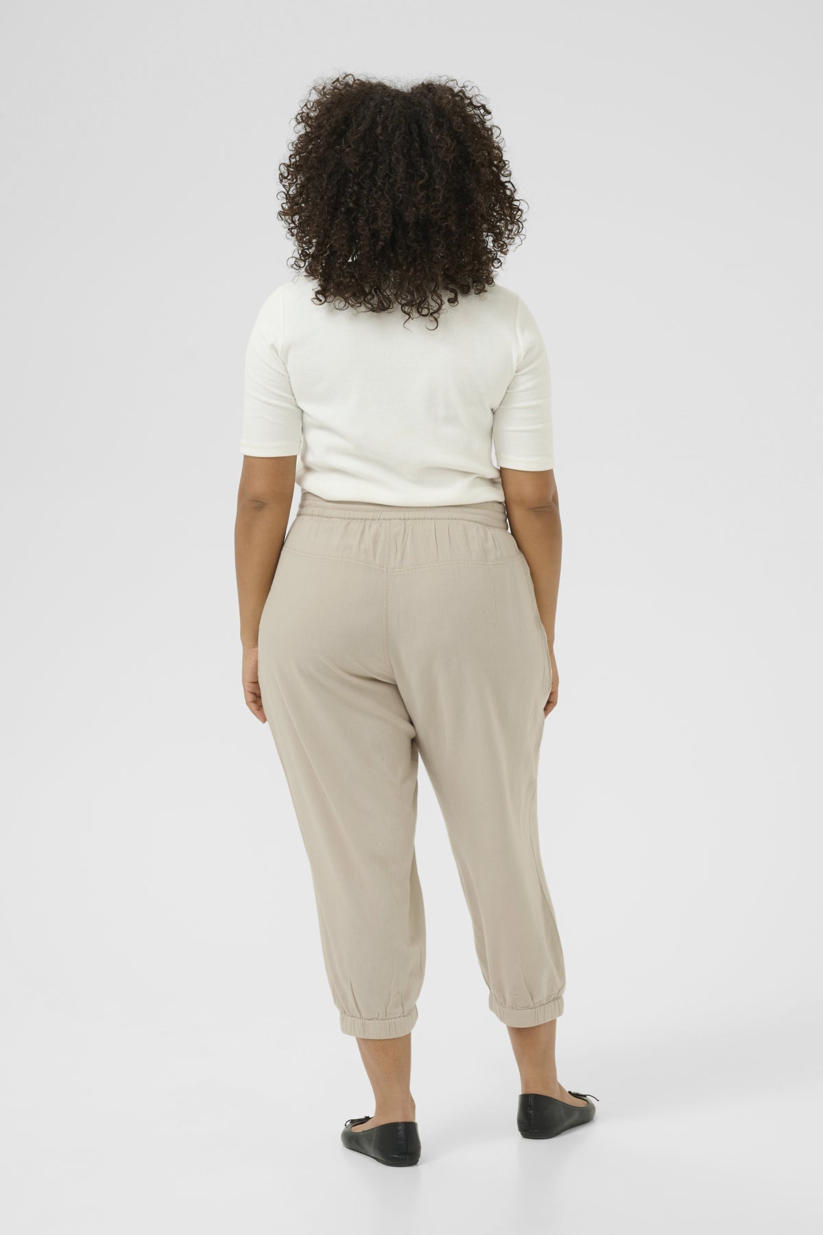 Curvy Feather Grey Capri Pant