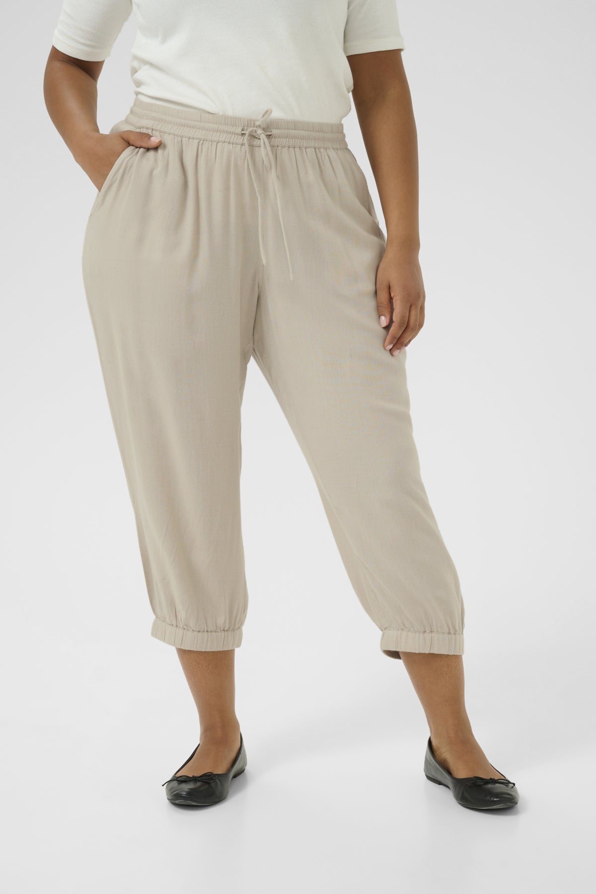 Curvy Feather Grey Capri Pant