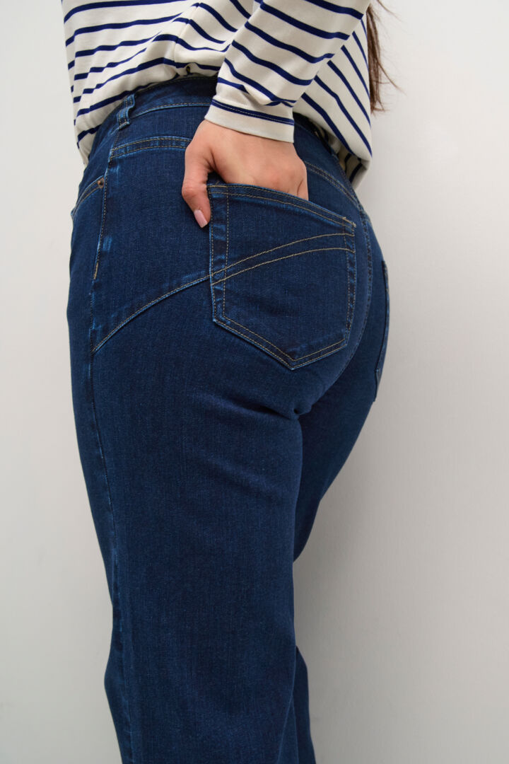 Curvy Kanna Flared Jeans